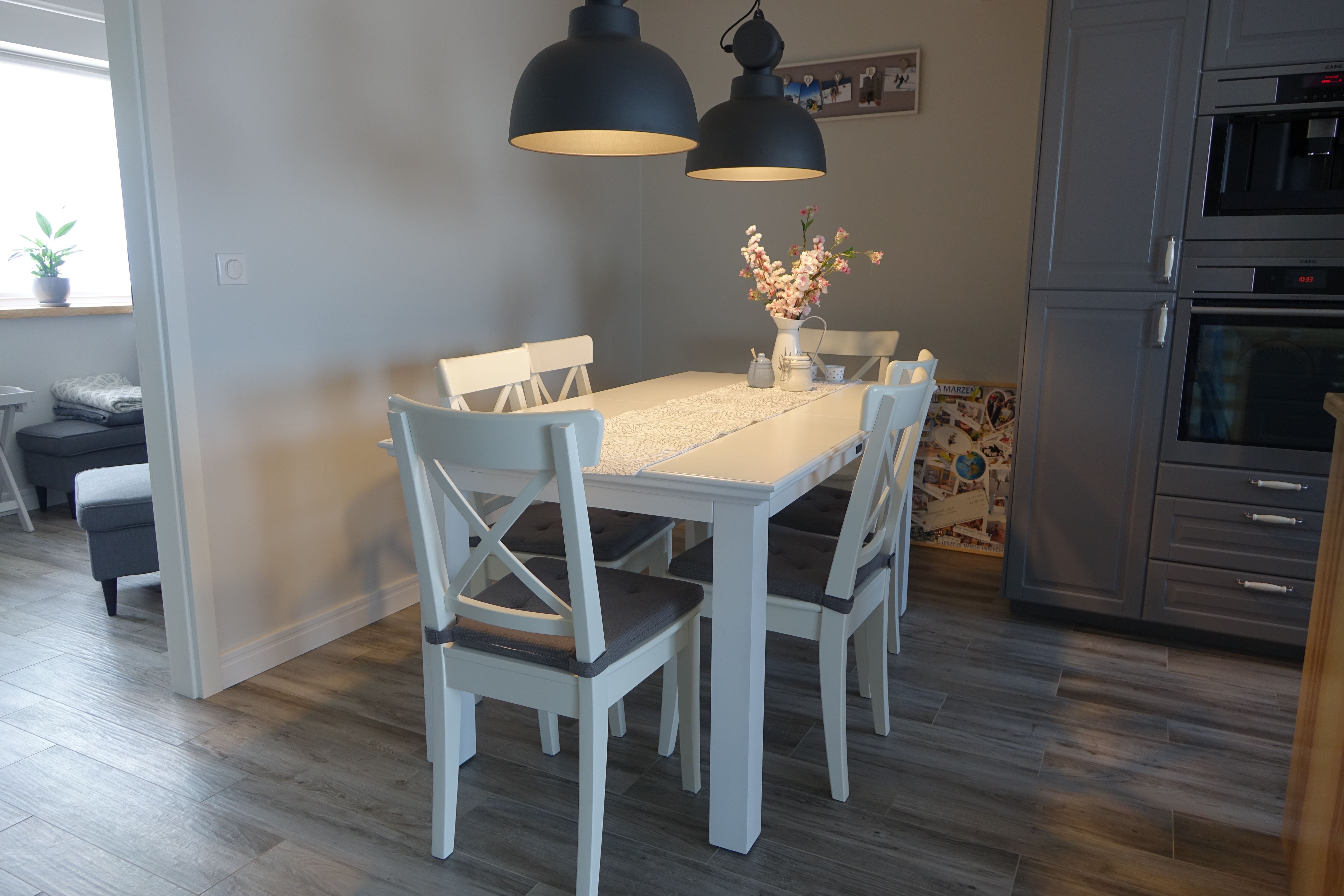 Drewniany stół i krzesła (białe, drewniane, meble).