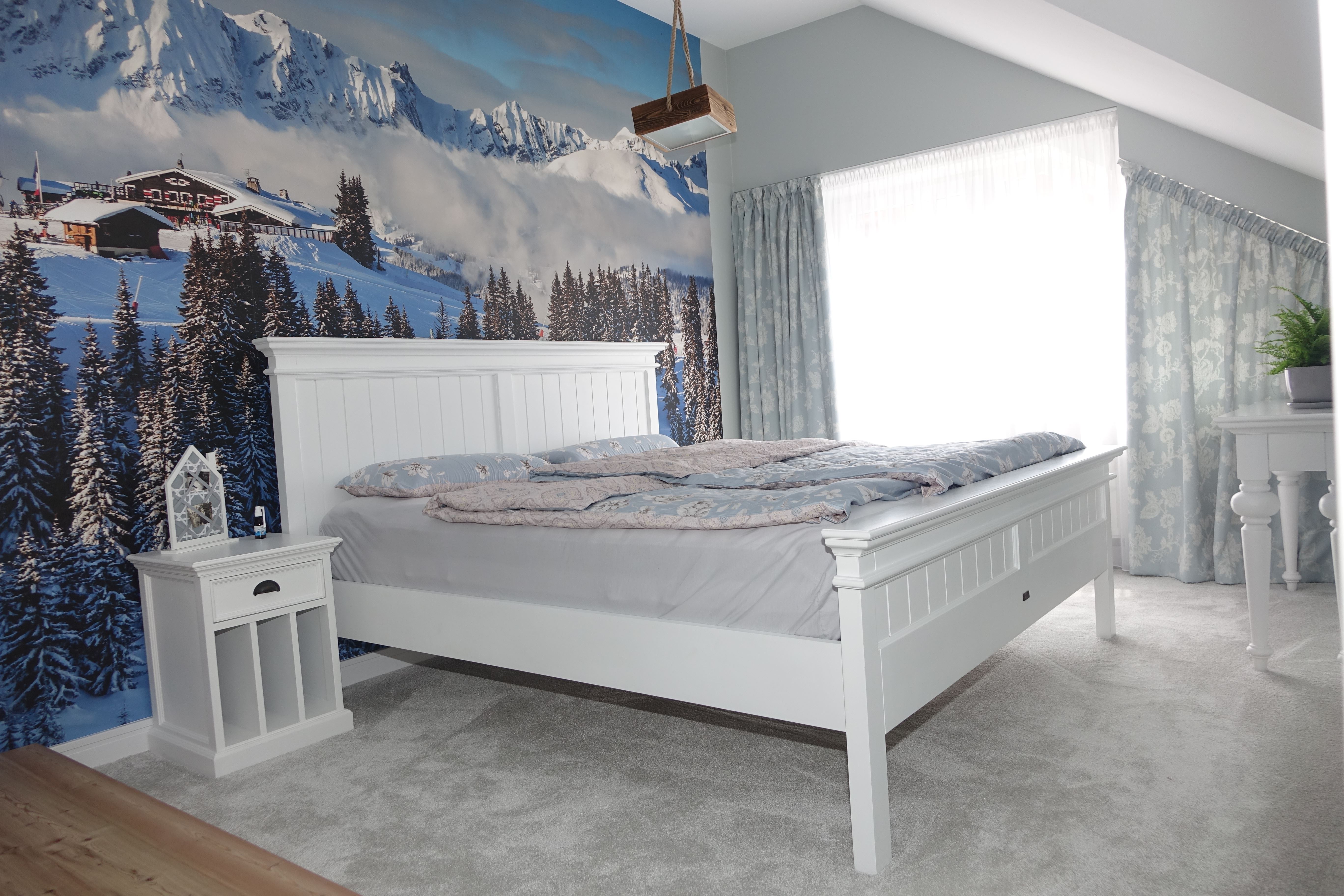 Białe łóżko drewniane